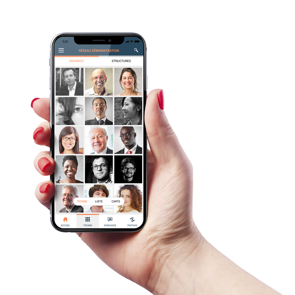 Une main tient un téléphone montrant l’annuaire des membres ki&ki